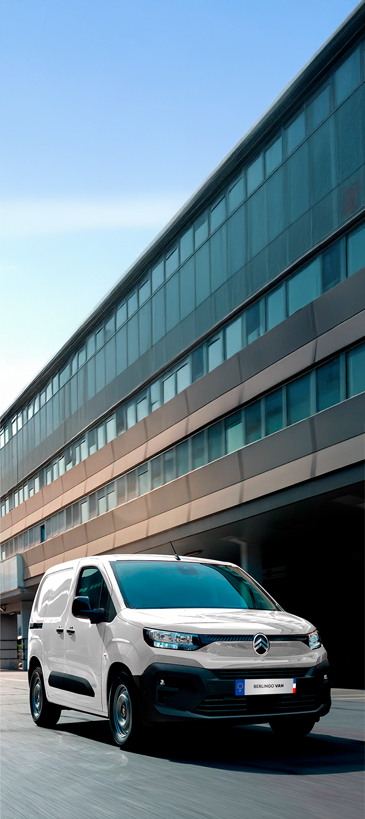 Black ë-SpaceTourer drive on the roads