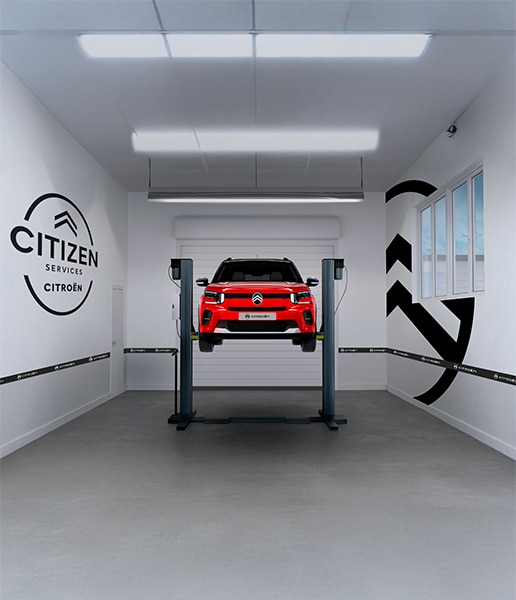 C3 en un taller de reparación sobre fondo gris