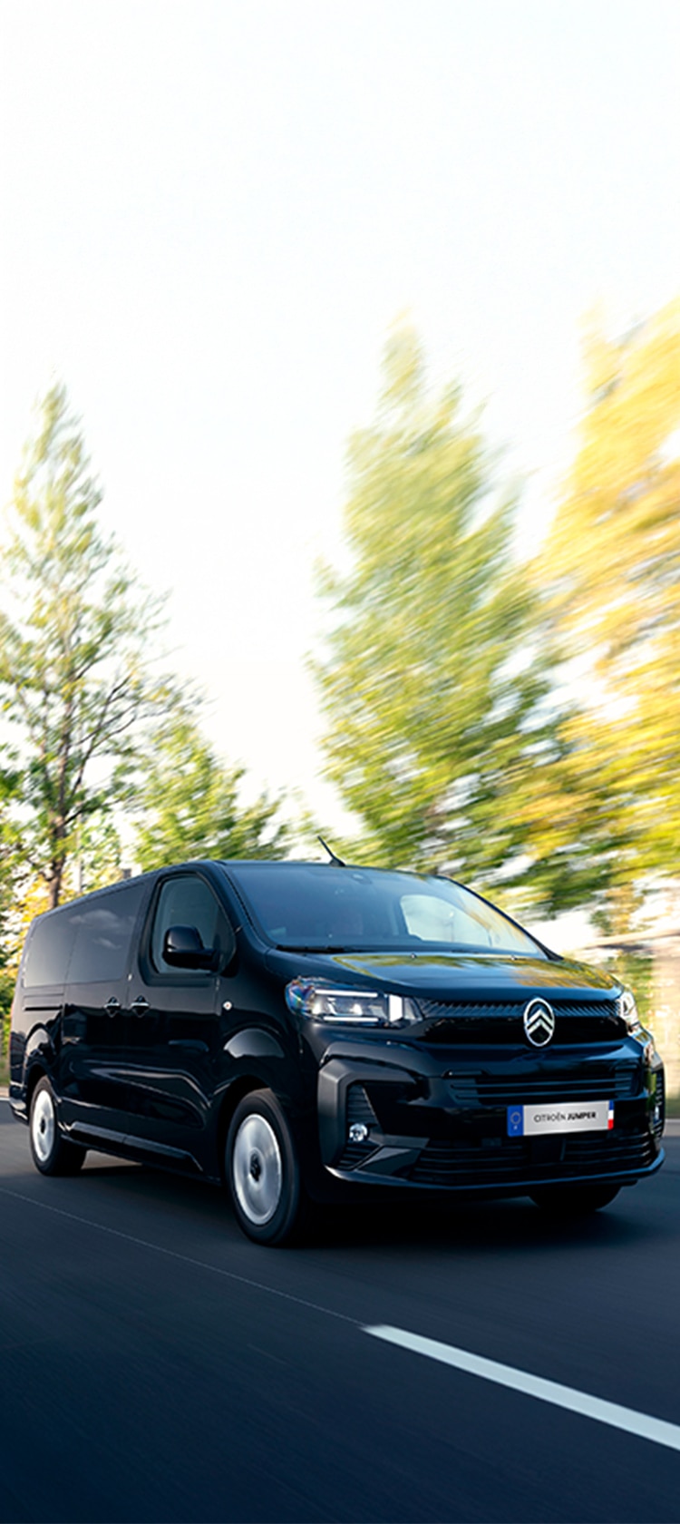 Citroën C5 Aircross Hybride rechargeable roulant sur un chemin